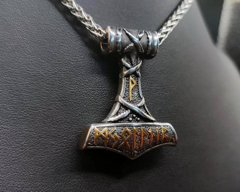 Zweifarbiger Thorshammer mit "Mjolnir"-Gravur Zweifarbiger Thorshammer mit "Mjolnir"-Gravur