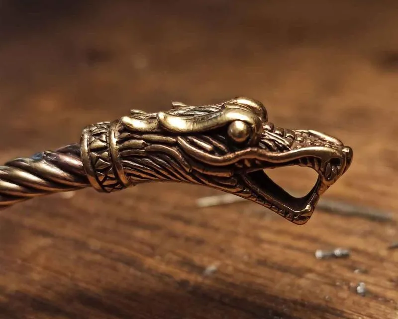 Men torques dragon