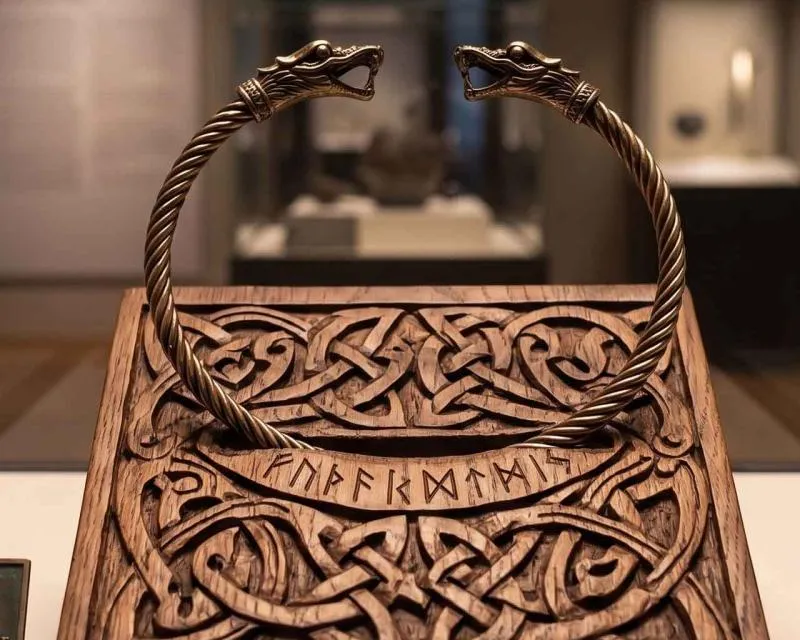 Men torques dragon