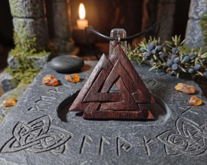 Valknut aus Holz gefertigt