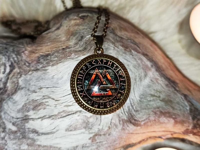 Valknut im Runenkreis Amulett