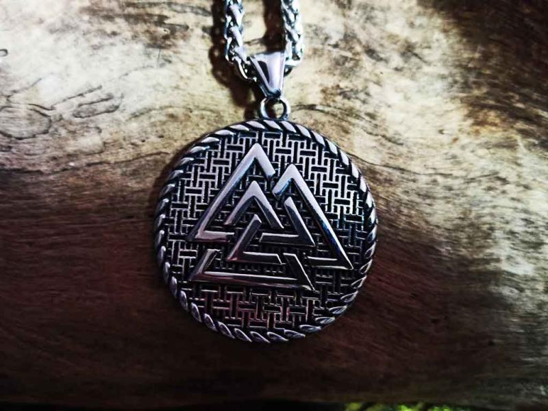 Großes schweres Valknut aus Edelstahl gefertigt