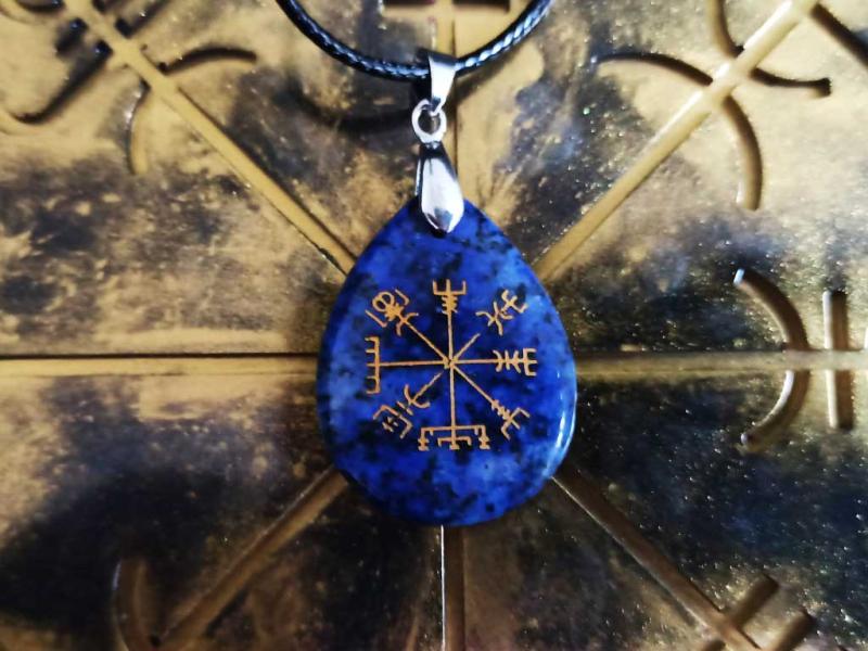 Galdrastafir Vegvisir on lapis lazuli