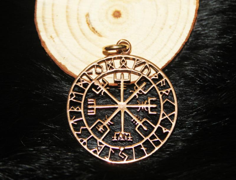 Vegvisir in Rune circle