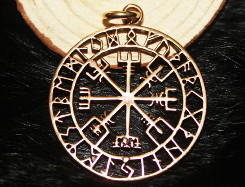 Vegvisir in Rune circle