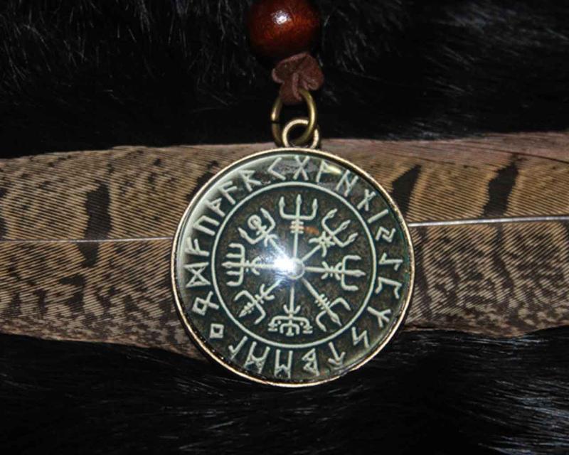 Vegvisir mit Lebensbaumauf der Rückseite