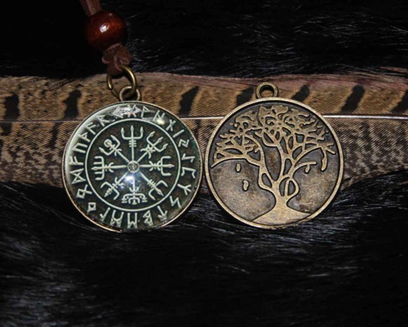 Vegvisir mit Lebensbaumauf der Rückseite