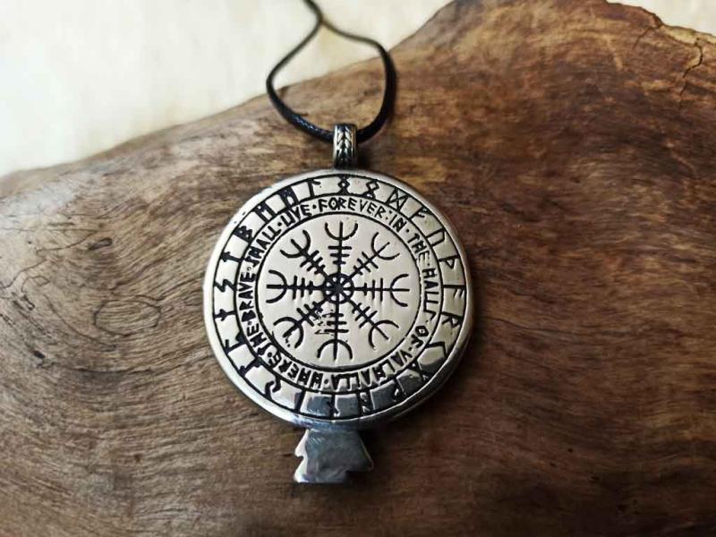 Vegvisir mit Raben und Runenkreis