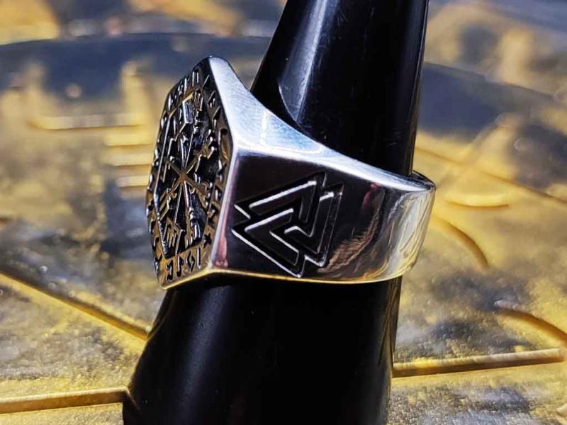 Vegvisir im Runenring mit Valknut und Yggdrasil an den Seiten aus Edelstahl