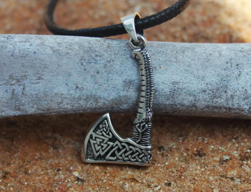 Axt mit keltischen Knoten und Valknut