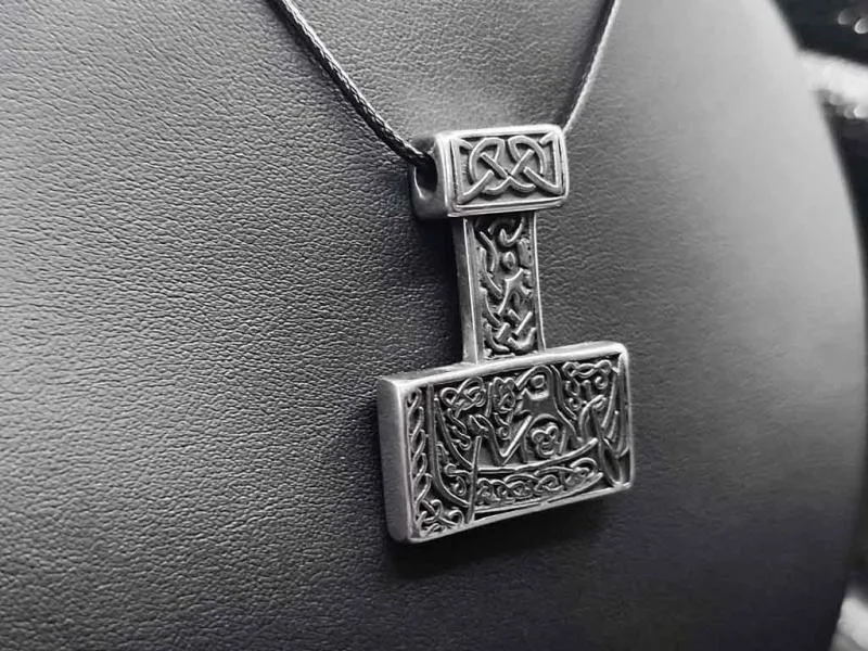 Stilisiertes Wikingerschiff auf einem Mjölnir Stilisiertes Wikingerschiff auf einem Mjölnir