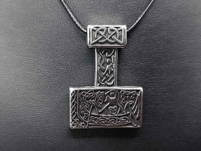 Stilisiertes Wikingerschiff auf einem Mjölnir Stilisiertes Wikingerschiff auf einem Mjölnir