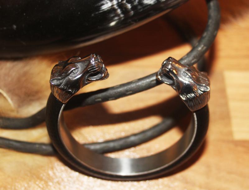 Edelstahl - Leder Wolfarmreif