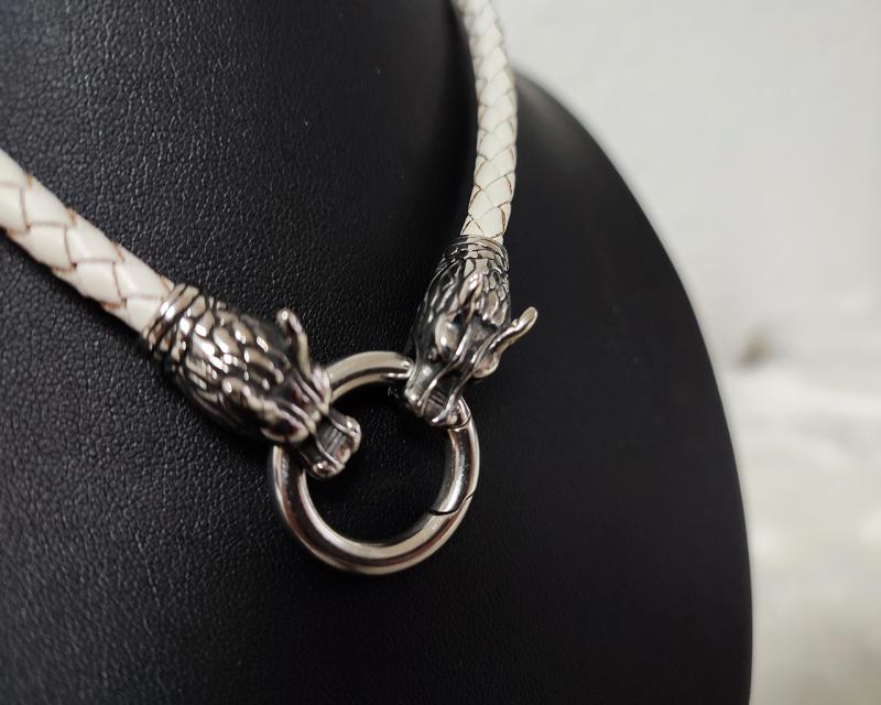 Weiße Lederkette mit Wolfsköpfen – Edelstahl Wölfe | Nordischer Schmuck