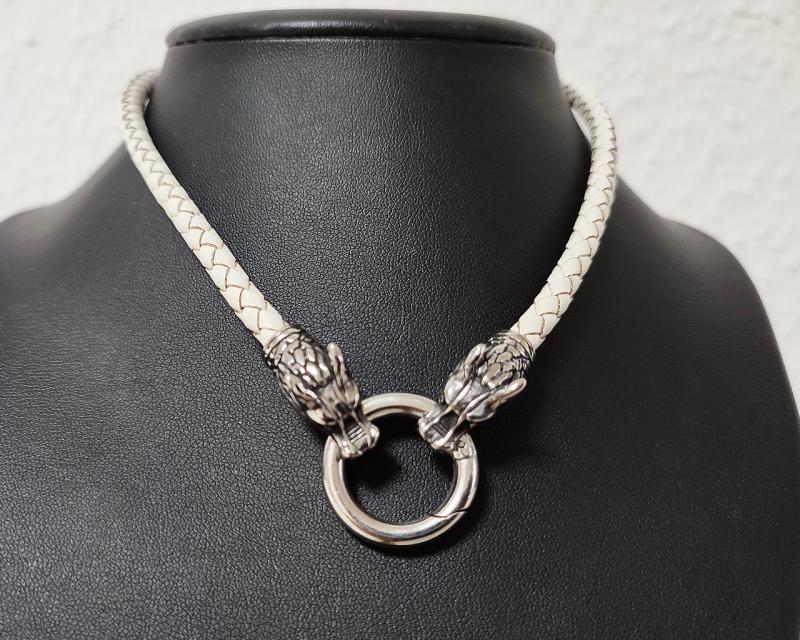 Weiße Lederkette mit Wolfsköpfen – Edelstahl Wölfe | Nordischer Schmuck