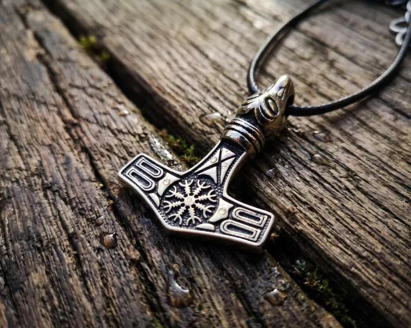 jölnir mit Aegishjalmur Raben