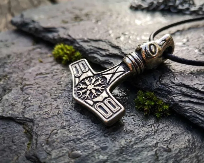 jölnir mit Aegishjalmur Raben