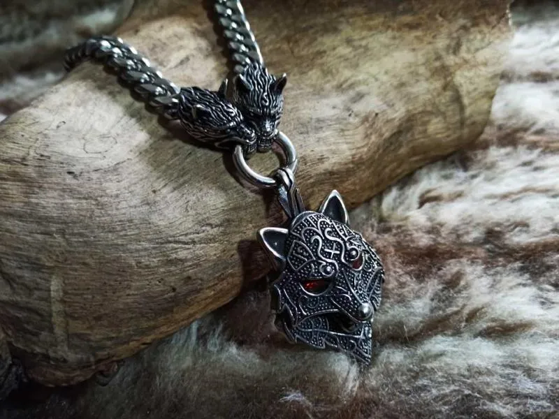 Wolf's head on Wolf's curb chain