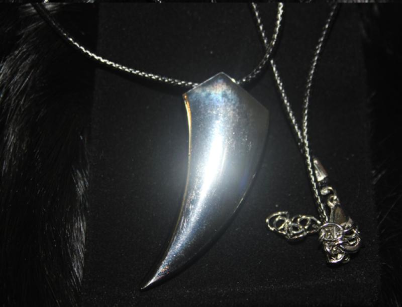Wolfs tooth pendant made of stainless steel