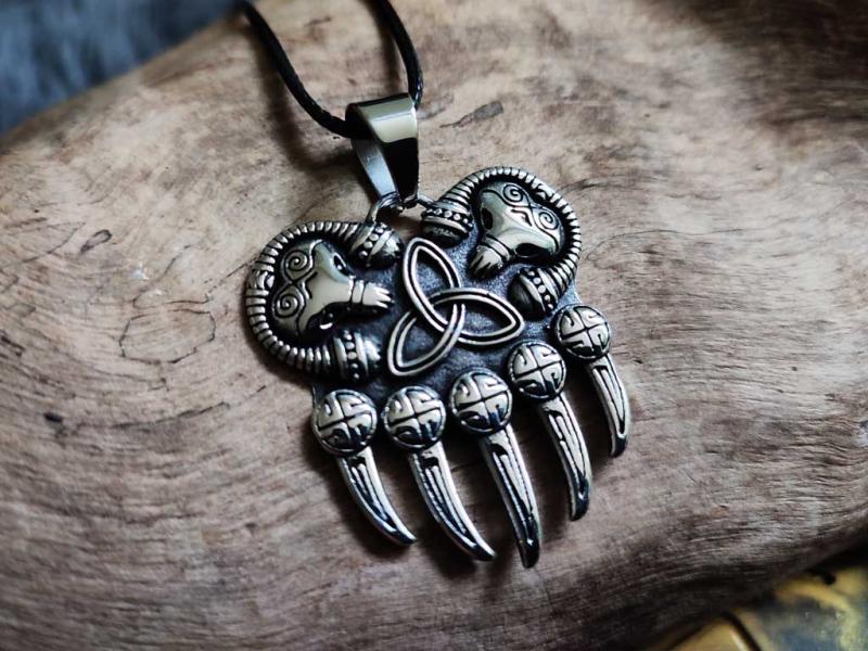 Celtic bear paw