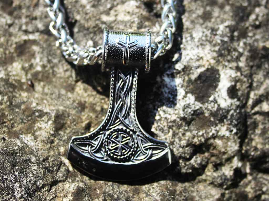 ax of Perun with Kolovrat