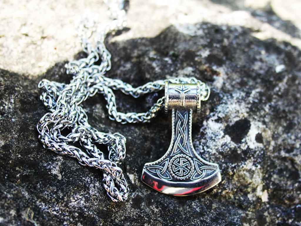 ax of Perun with Kolovrat