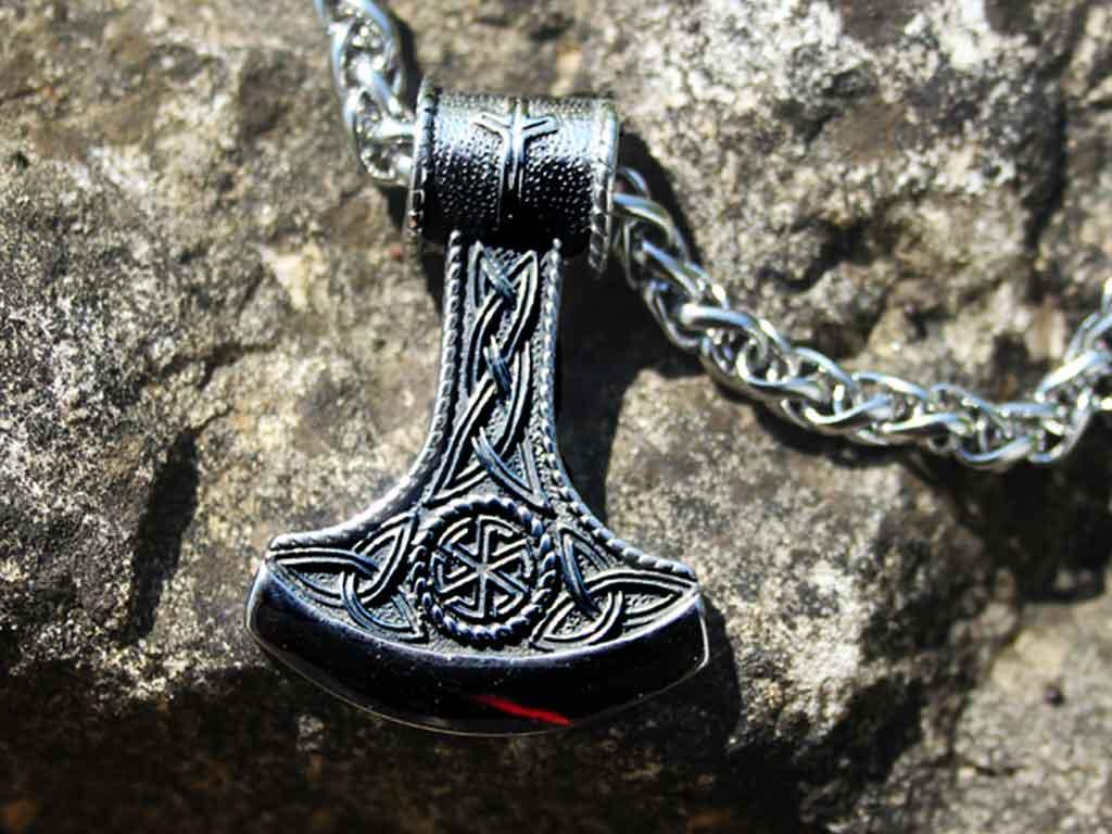 ax of Perun with Kolovrat