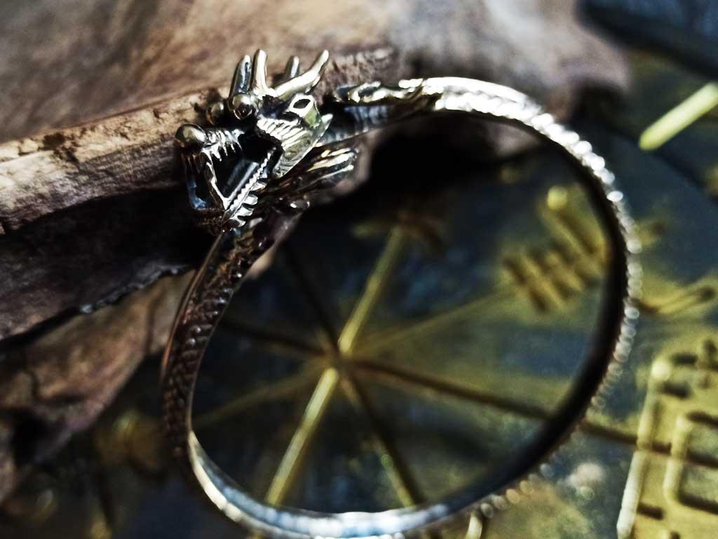 Dragon bangle made of bronze
