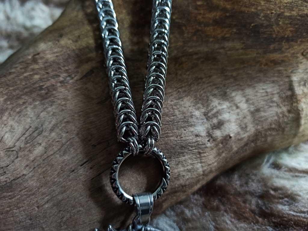 Runenrabe an Drachengliederkette