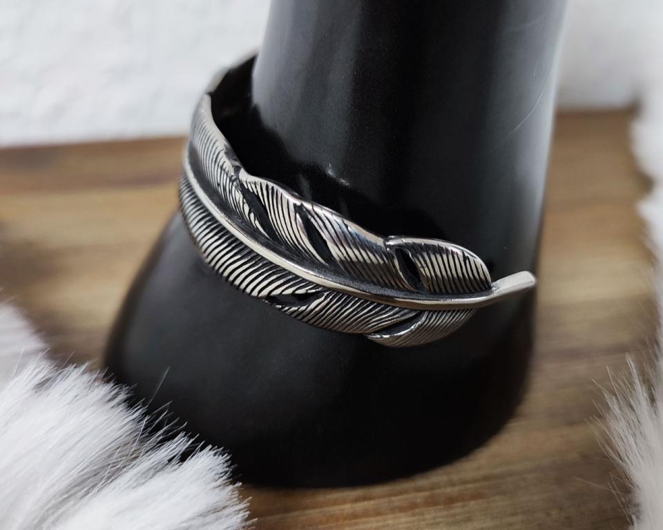 Edelstahlarmreif in Federform