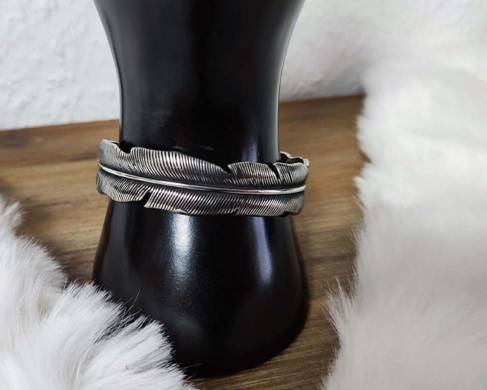 Edelstahlarmreif in Federform