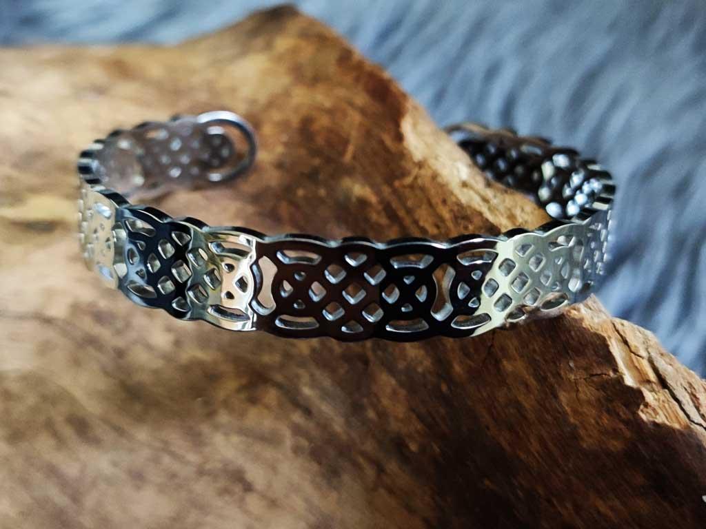 Stainless steel bracelet endless knot