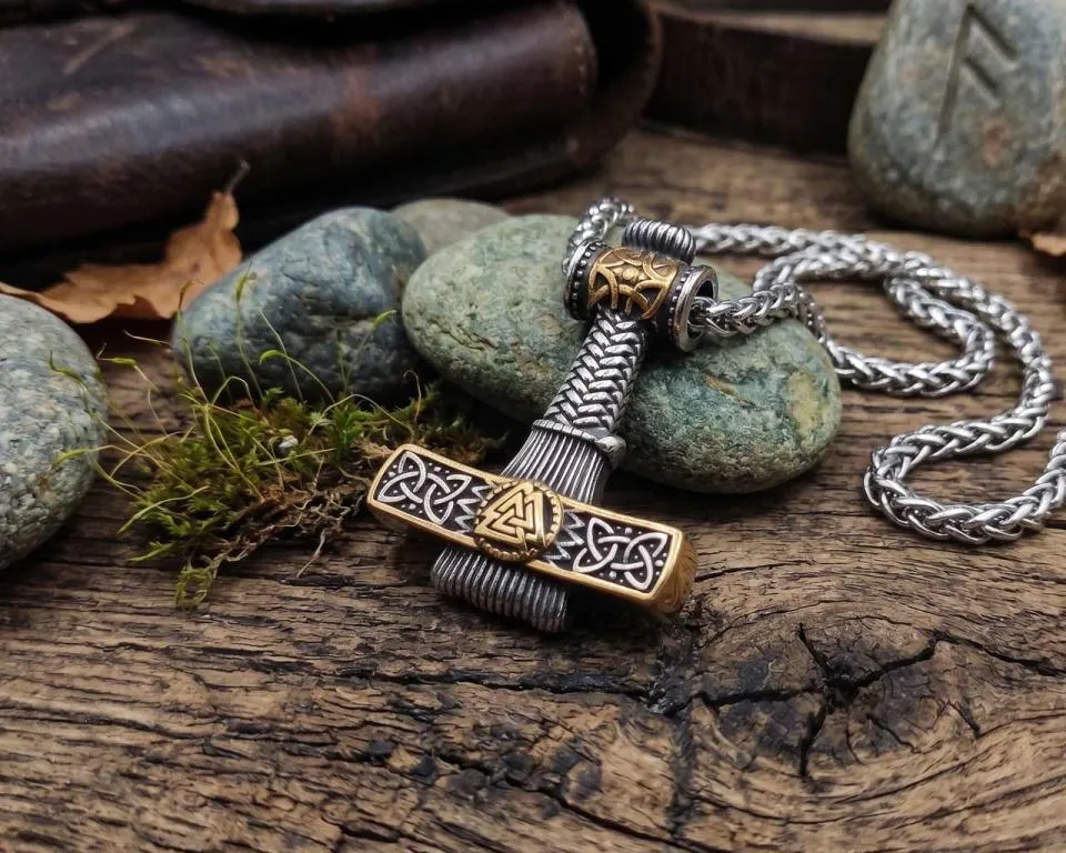 xquisiter Mjölnir Anhänger mit Goldenem Valknut