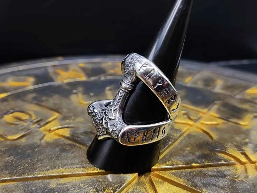 Thorhammerring mit Einzel-Mjölnir und Futhark Runen