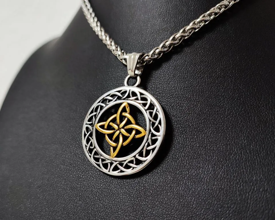 Keltischer Edelstahlanhänger mit goldfarbenem Hexenknoten