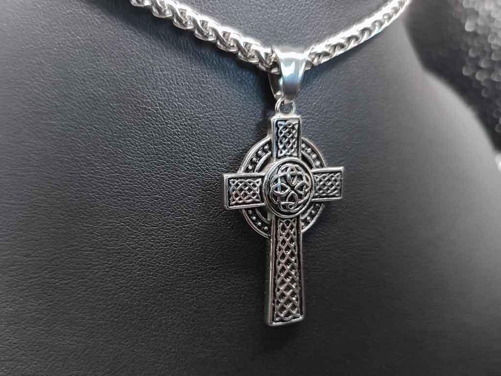 Hochkreuz aus Edelstahl | Verziert mit Endlosknoten