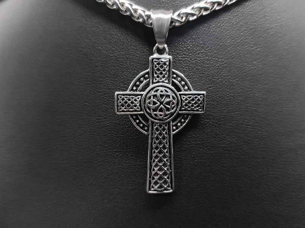 Hochkreuz aus Edelstahl | Verziert mit Endlosknoten