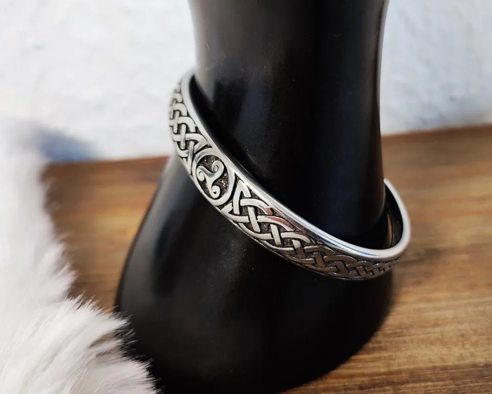 Bracelet with triskele