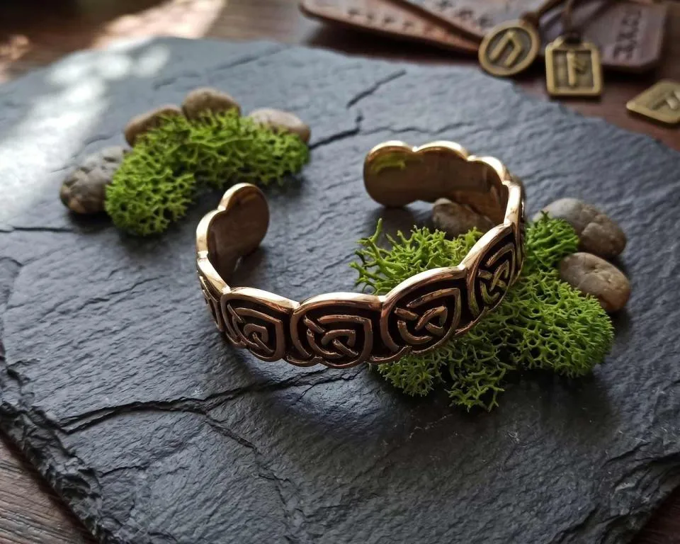 Bangle with a Celtic knot pattern