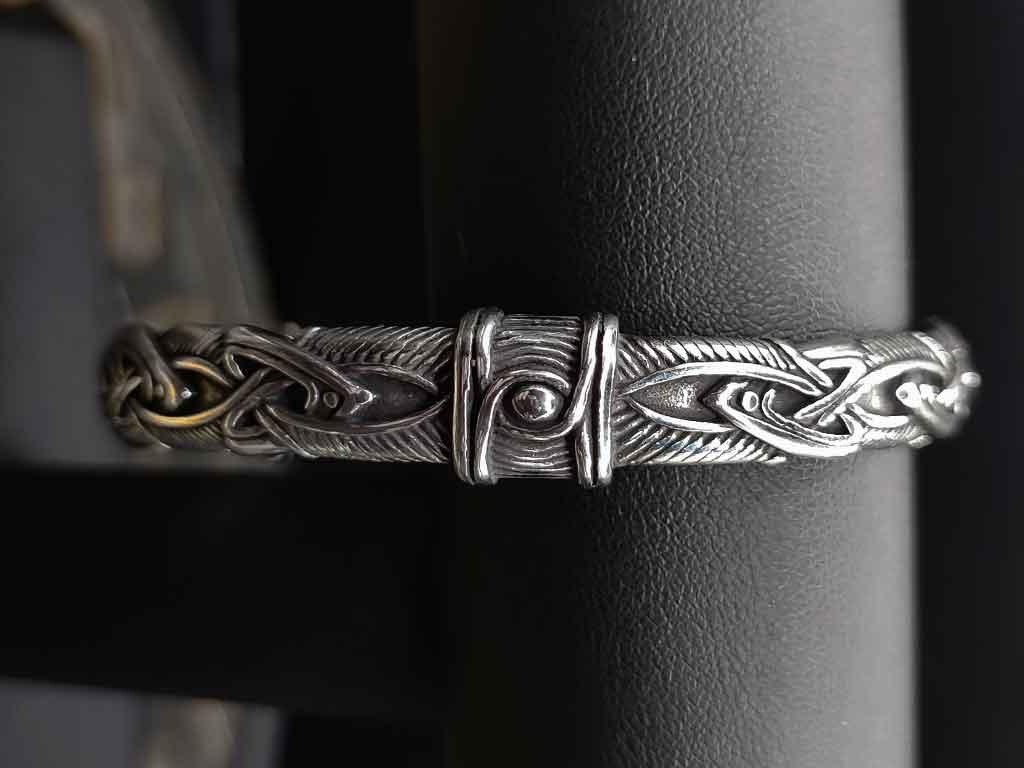 Viking bangle with Viking knots and wolf heads in stainless steel