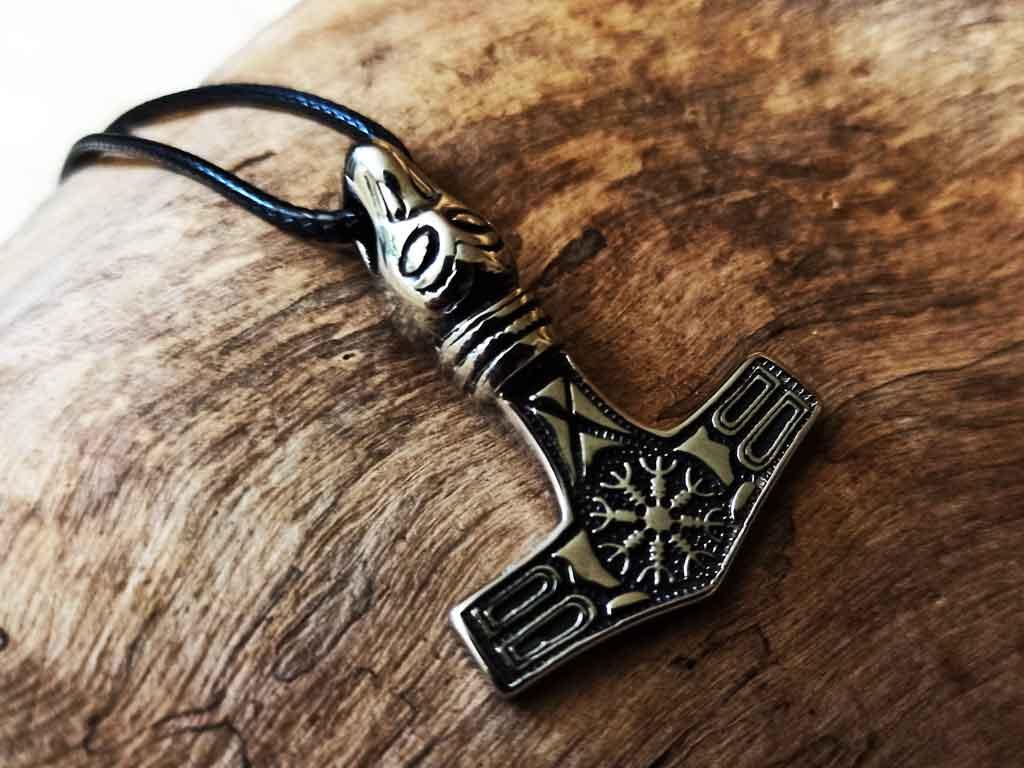 Mjölnir with Aegishjalmur ravens