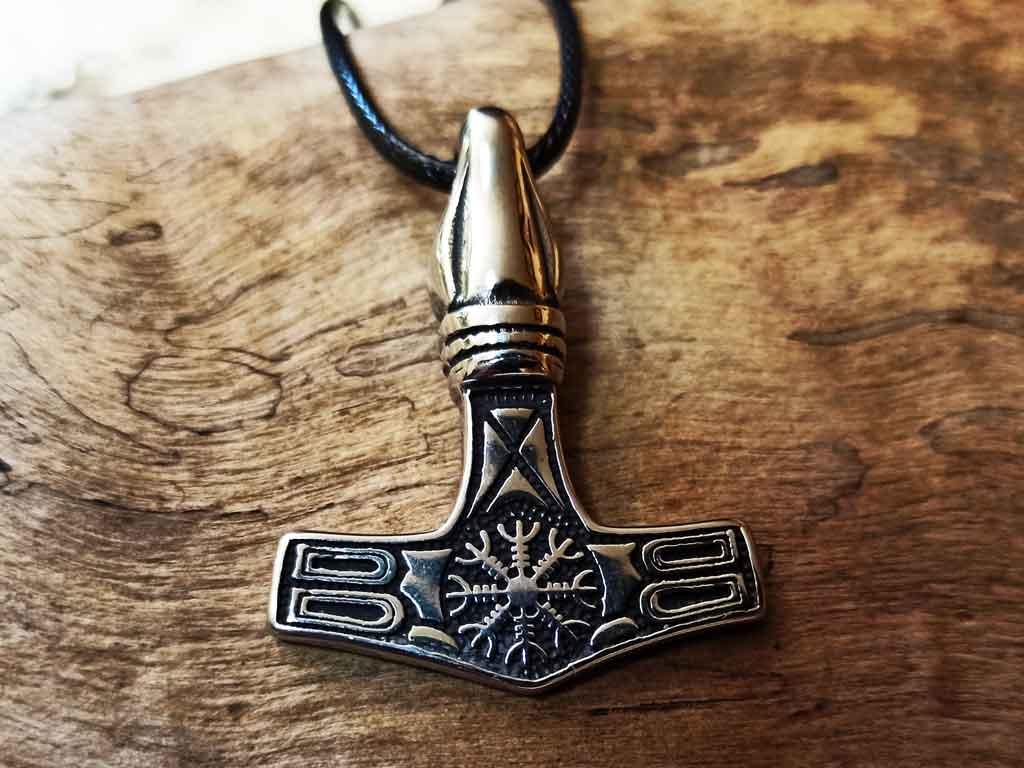 Mjölnir with Aegishjalmur ravens