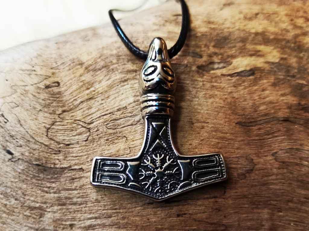 Mjölnir with Aegishjalmur ravens