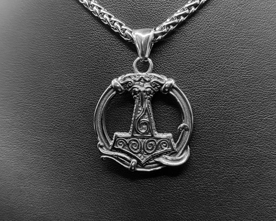Mjölnir im detailreichen Ring