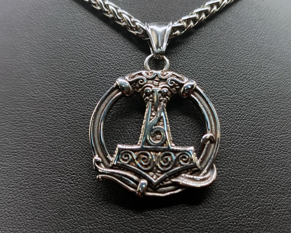 Mjölnir in a detailed ring