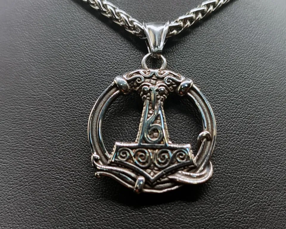 Mjölnir im detailreichen Ring Mjölnir im detailreichen Ring