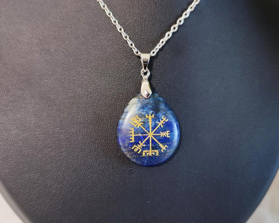 Galdrastafir Vegvisir on lapis lazuli