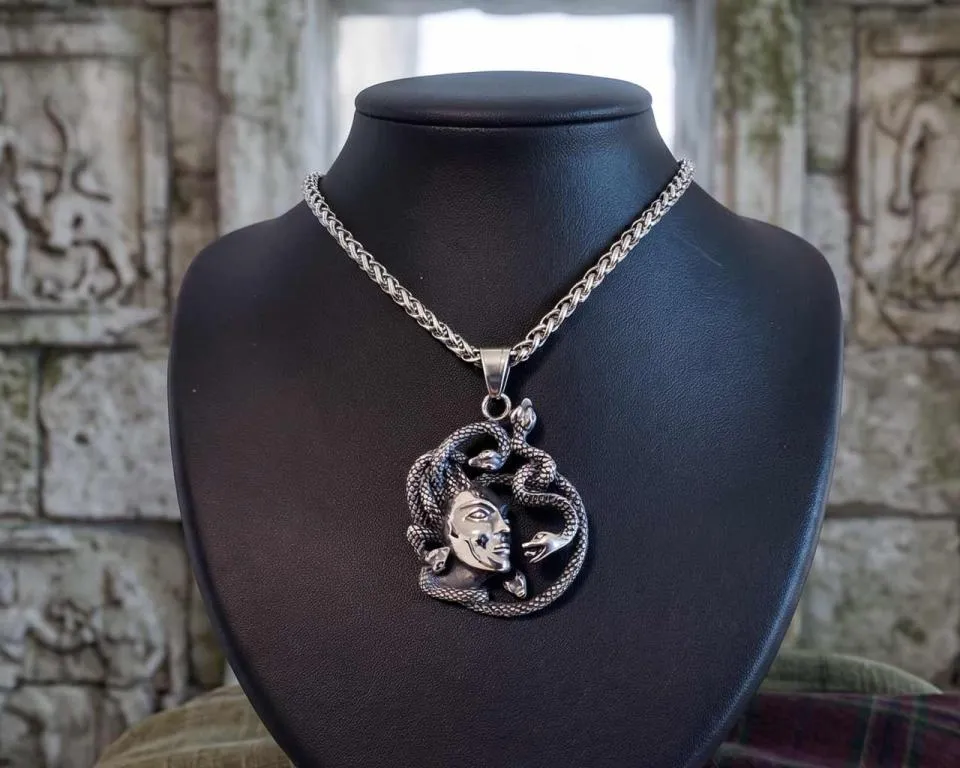Medusa-Anhänger aus Edelstahl – Mythologischer Schmuck