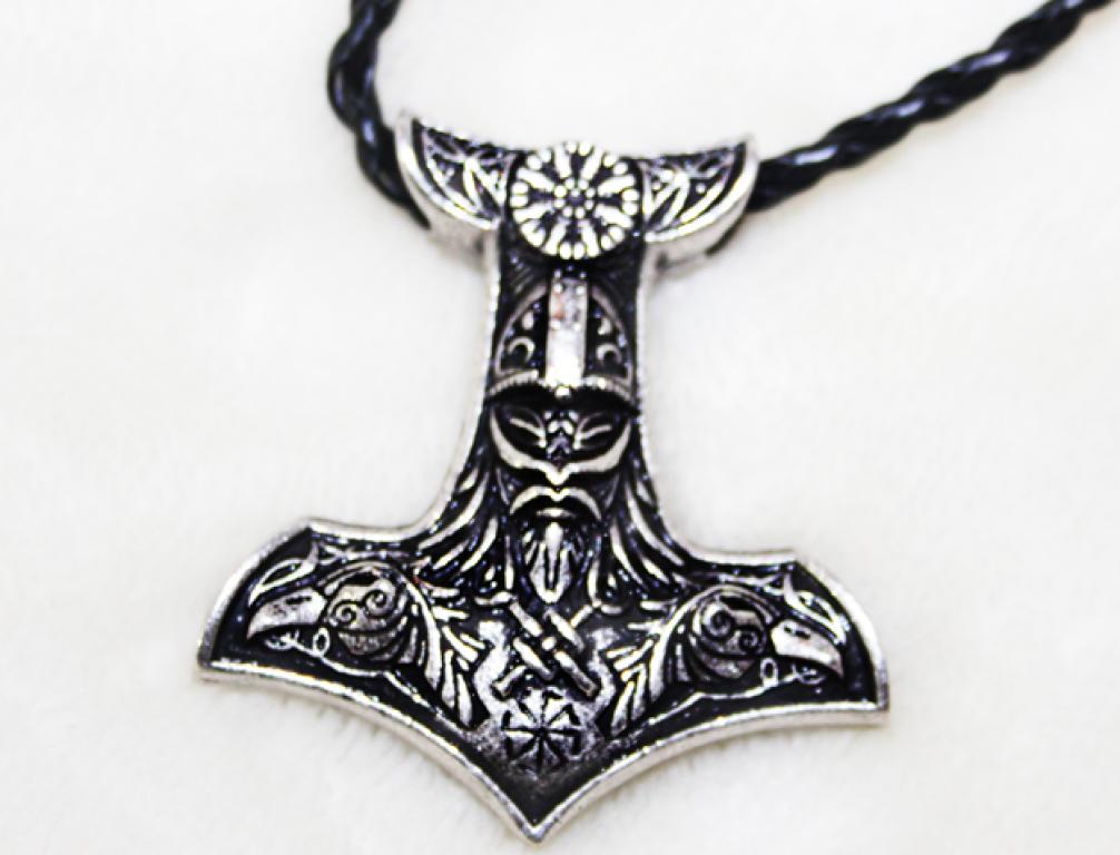 Thor Hammer mit Thor, Hugin und Munin