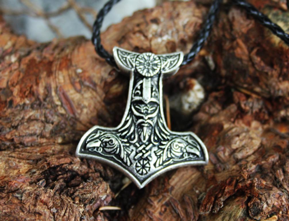 Thor Hammer mit Thor, Hugin und Munin